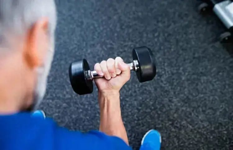 研究發現：55-65歲是長壽的關鍵十年！牢記3個堅持，養出好身體