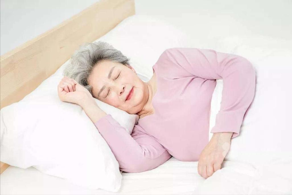 睡覺前這個習慣可能會引起這種疾病？醫生：有這種習慣的趕緊戒掉